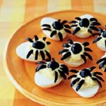 Mancare de Halloween - Aperitive cu păianjeni din ouă, cremă şi măsline